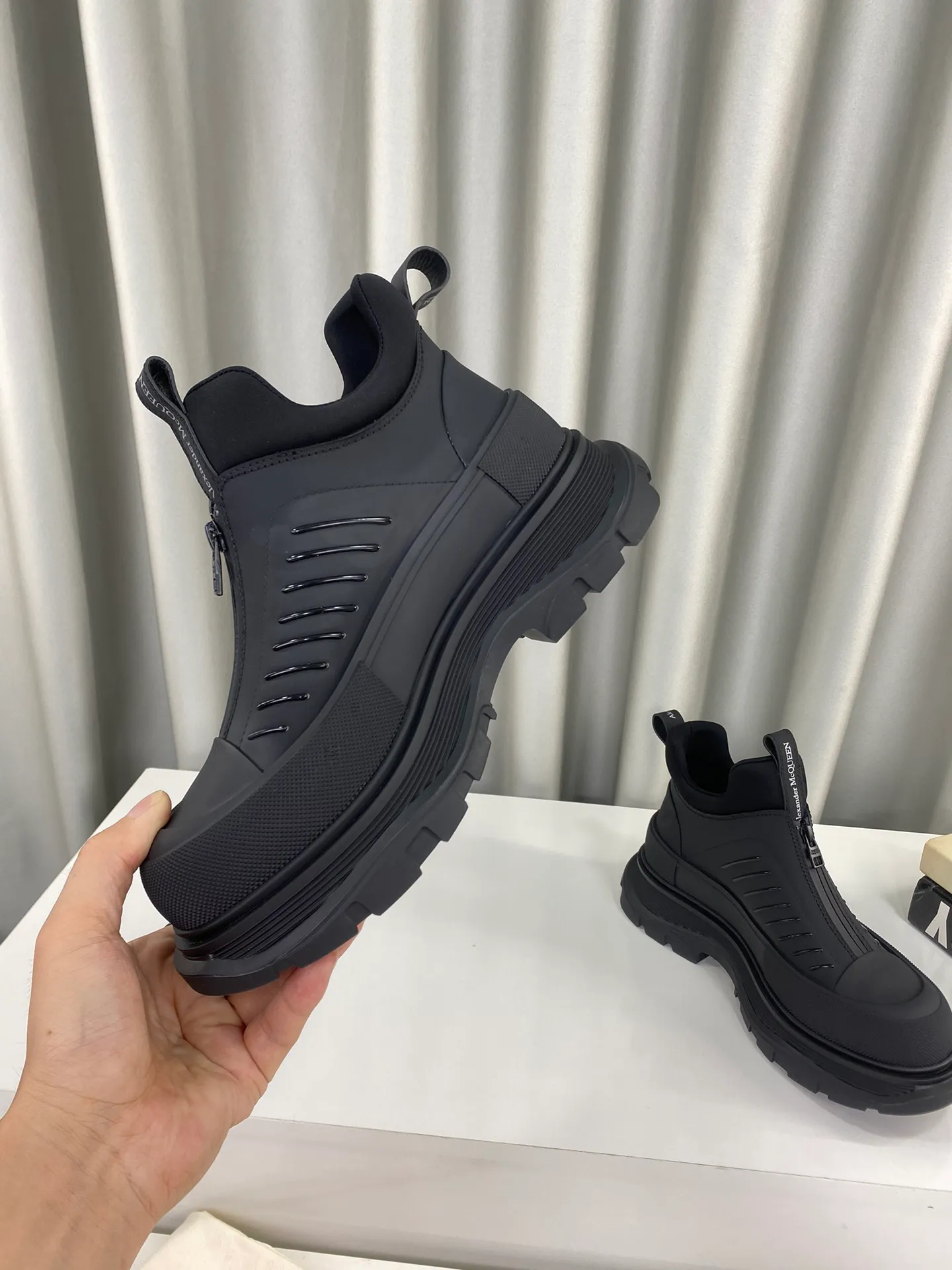 👟👟Ex-factory price 660👟👟Men's size +10 🔺Mc Queen 🔺Alexander McQueen's latest model, thick-soled front zipper dad shoes🌈 The designer has a bold idea and combines the trend of the times with the perfect design. It is super comfortable and versatile, with a new dad-style design and a multi-craft spliced ​​outsole. It is perfect. Many celebrities and Internet celebrities endorse it. 🔥Material: Original custom-made first-layer cowhide for the upper. Inside: Cali sheepskin feet. Outsole: Original TPU multi-layer combination outsole, •┈┈┈┈┈┈★┈┈┈┈┈┈┈• Size: Women’s 35～39 (34, 40, customization is non-returnable) Men’s 39～44 (38, 45, customization is not returnable) Full set of counter original packaging